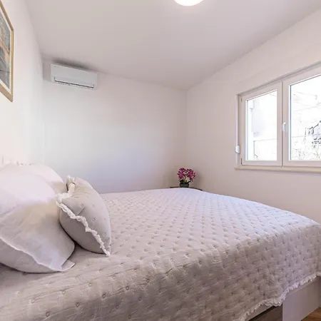 Apartamento Stunning In With Wifi And 3 Bedrooms Marina (Bossoglina)